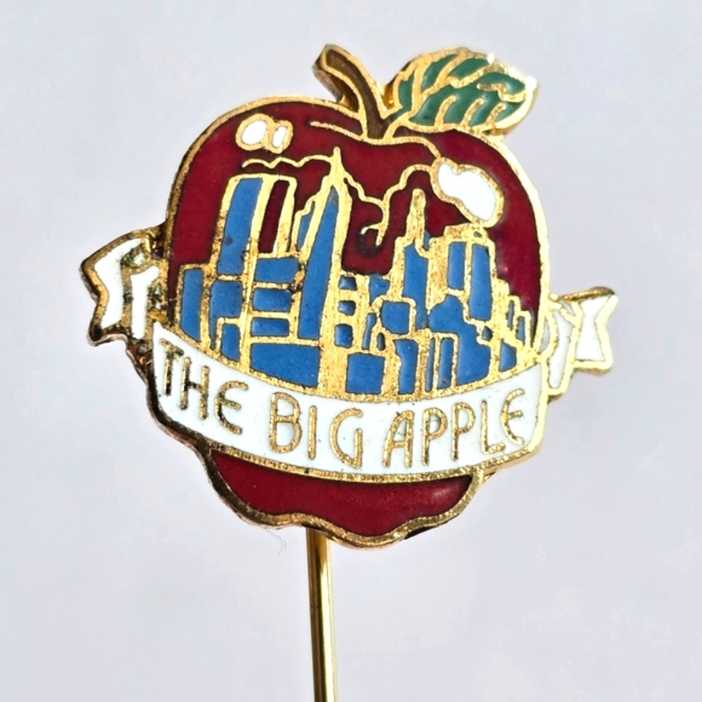 Vintage Big Apple stick pin New York lapel brooch red enamel Gold tone NY